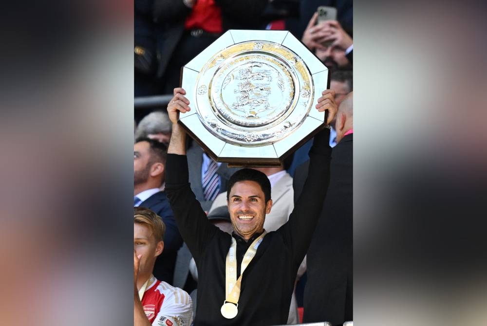 Arteta menjulang trofi Perisai Komuniti selepas Arsenal menewaskan Manchester City di Stadium Wembley, Ogos lalu. - Foto AFP