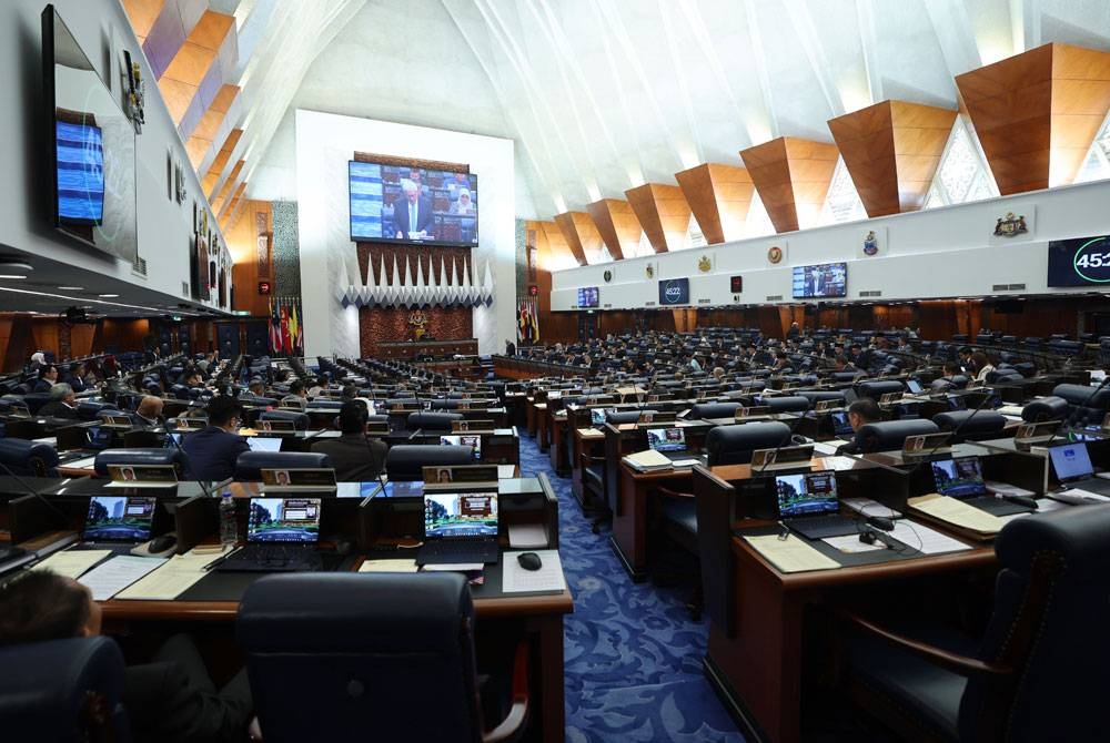 Perbahasan usul Kajian Separuh Penggal (KSP) Rancangan Malaysia Ke-12 (RMK12) di Dewan Rakyat. - Foto Bernama