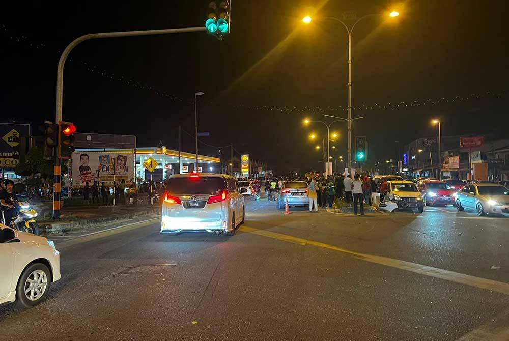 Seorang jurujual maut selepas motosikal ditunggangnya melanggar bahagian tepi sebuah kereta di lampu isyarat Pekan Bukit Payong pada malam Khamis.