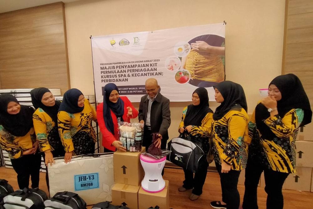 Rohizan melihat barang-barang yang dibekalkan kepada peserta kursus ketika Majlis Penyampaian Kit Permulaan Perniagaan Kursus Spa, Kecantikan dan Perbidanan di sebuah hotel di sini.