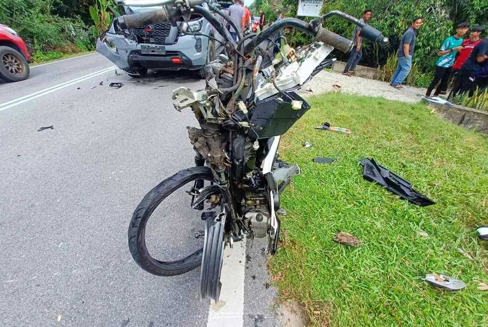 Seorang lelaki maut selepas motosikal yang ditungganginya bertembung dengan trak pikap di Kilometer 3 Jalan Jelor-Wakaf Bunut berhampiran Lubuk Setar, Pasir Puteh.