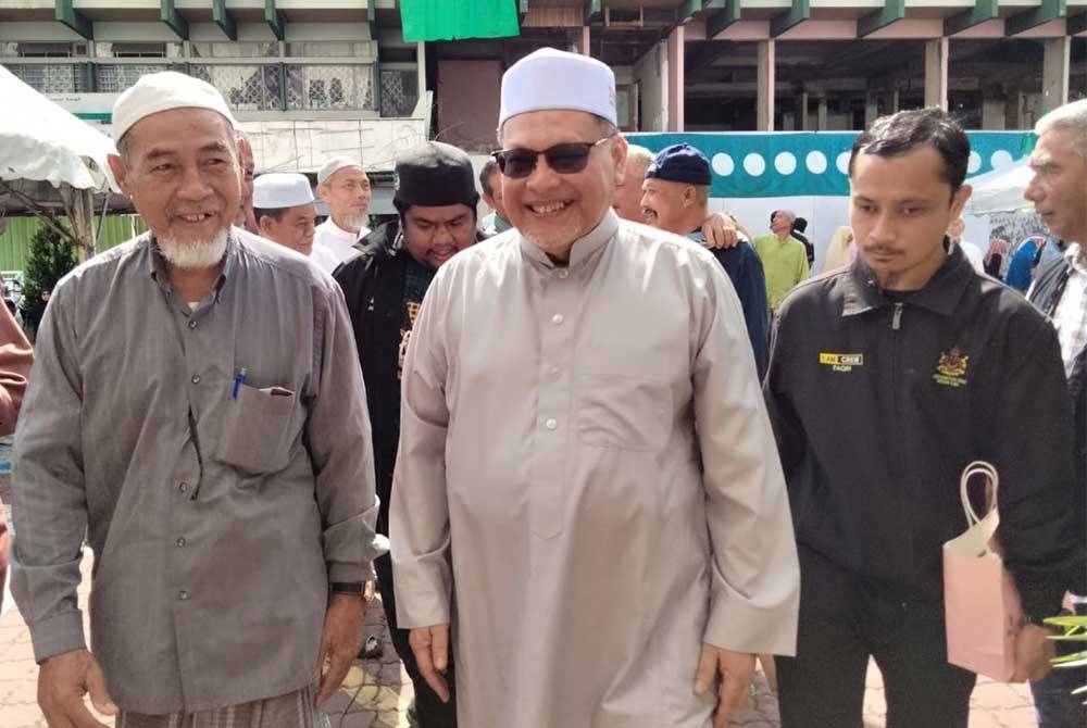 Mohd Amar (tengah) selepas menyampaikan kuliah Jumaat di Medan Ilmu pada Jumaat.