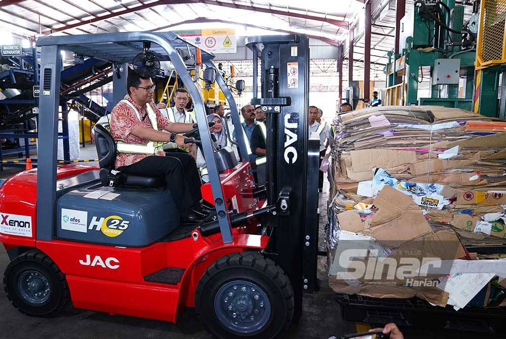 Akmal Nasrullah Mohd Nasir mengendalikan jentera forklift pada Majlis Perasmian RISE Kuala Lumpur di Batu Caves pada Jumaat. Foto Sinar Harian / MOHD HALIM ABDUL WAHID