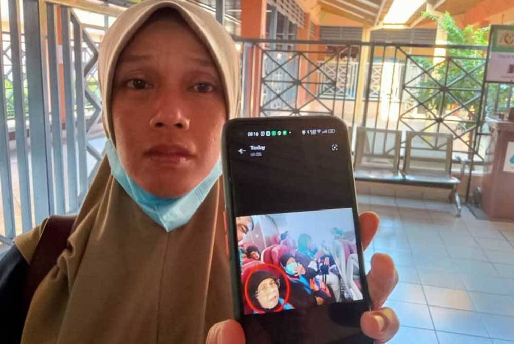 Fatimah menunjukkan gambar ibunya ketika ditemui pemberita di Jabatan Forensik HDS, Segamat, pada Jumaat