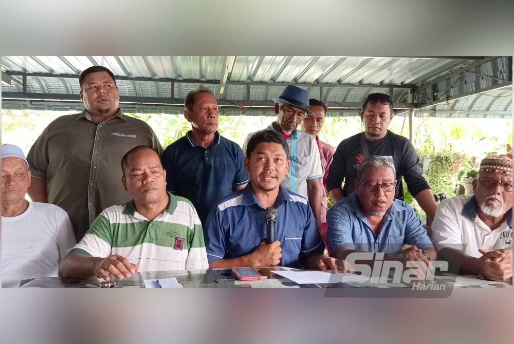 Mohd Shazaly (duduk, tengah) dan Badrul Hisham (dua dari kanan) ketika sidang akhbar menggesa kerajaan Perak menyelesaikan isu pelantikan ketua kampung terutama di kawasan Kampung Gajah.