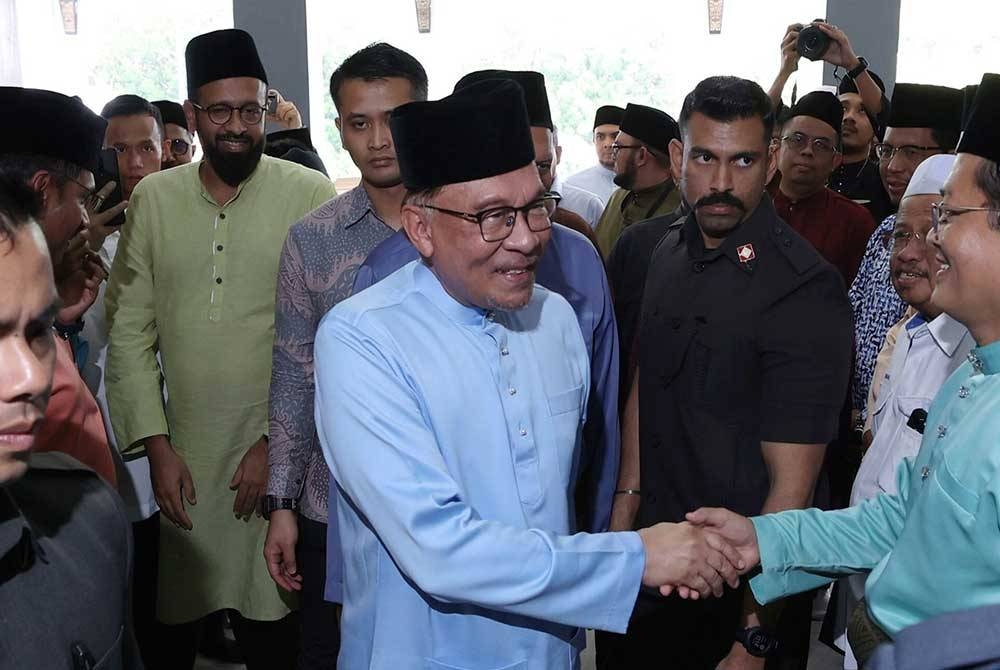 Anwar pada majlis Solidariti Wakaf Sejuta al-Quran di Putrajaya pada Jumaat. - Foto Bernama