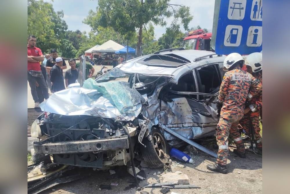 Keadaan kenderaan dinaiki mangsa setelah terlibat nahas di Kilometer (km) 154, Jalan Jerangau-Jabor dekat persimpangan Cheneh-Mak Lagam, di Kemaman pada petang Jumaat.