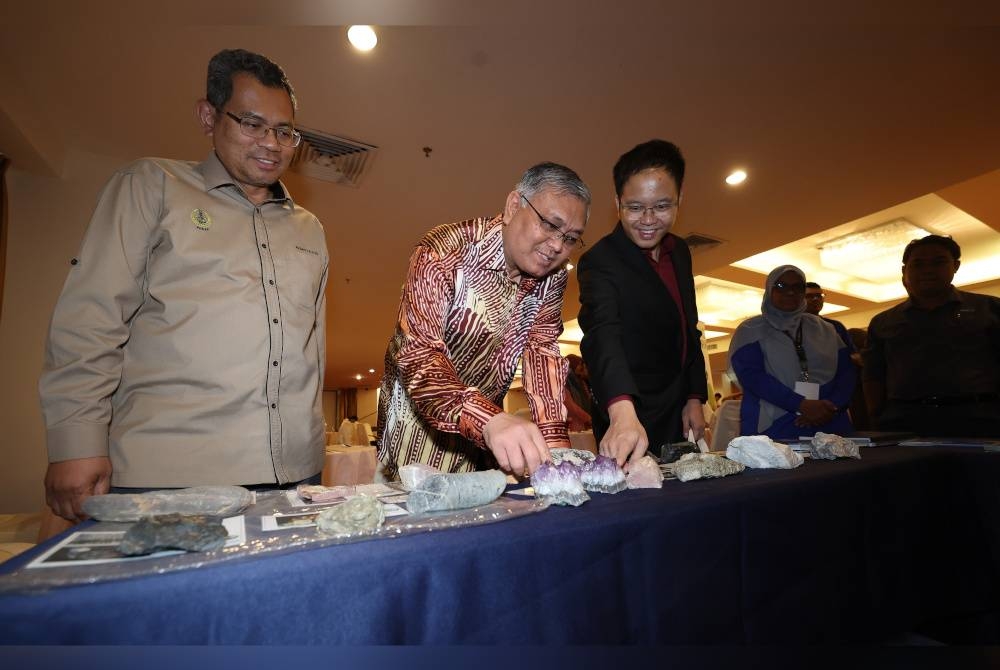 Shamsul Anuar (tengah) melihat pelbagai jenis batuan sewaktu melawat ruang pameran selepas majlis penutup seminar Lenggong Geopark 2023 di sebuah hotel di Ipoh pada Jumaat. - Foto Bernama