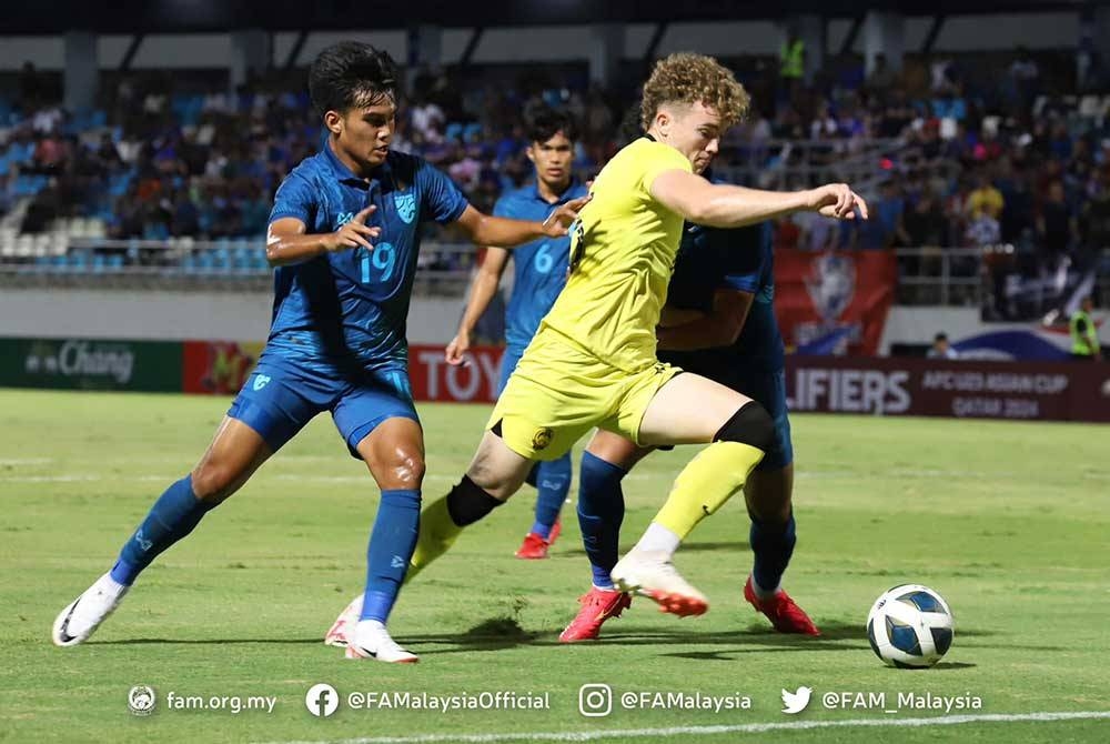 Aksi pemain Harimau Muda, Fergus Tierney ketika menentang Thailand dalam aksi terakhir Kumpulan H Kelayakan Piala Asia B-23 2023 di Stadium Chonburi, Thailand baru-baru ini.