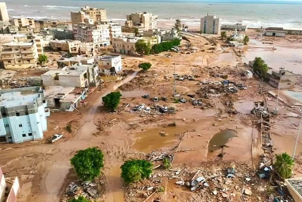 Sebahagian besar bandar Derna dan timur Libya diselaputi lumpur tebal.