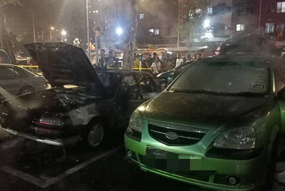 Seorang lelaki warga emas ditemui rentung dalam kejadian kebakaran empat kenderaan di tempat parkir di Desa Mentari, Petaling Jaya pada Sabtu. - Foto: JBPM Selangor