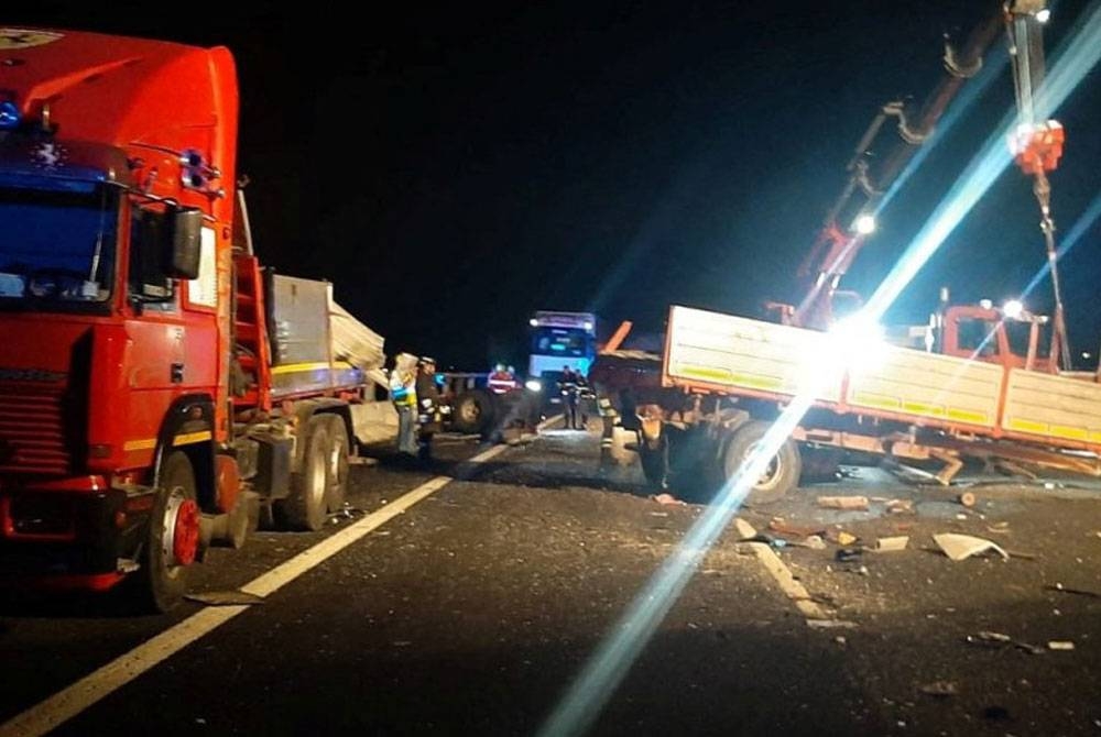 Anggota perkhidmatan kecemasan melakukan kerja-kerja menyelamat di lokasi kejadian di mana bas yang membawa pendatang merempuh sebuah lori di Fiano Romano, Itali - Foto: Reuters