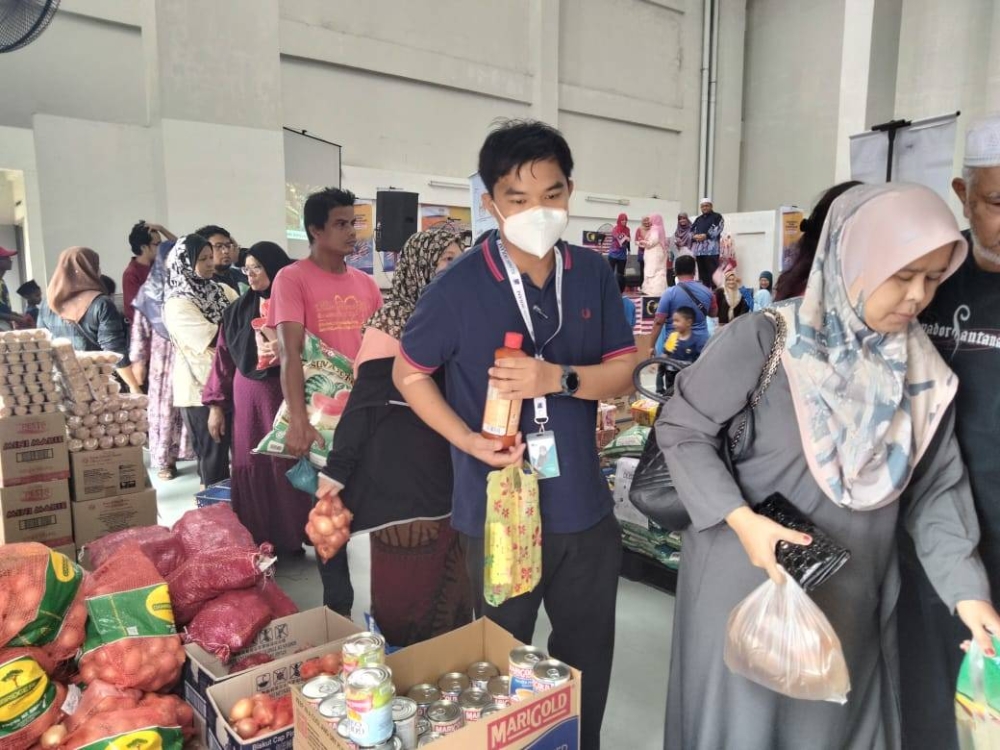 Orang ramai tidak melepaskan peluang membeli barangan keperluan harian ketika jualan Rahmah sempena sambutan Hari Malaysia. Gambar hiasan