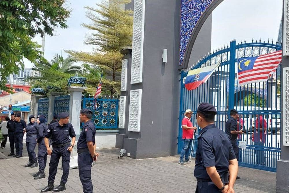 Pasukan polis berkawal di pekarangan masjid sementara ahli jawatankuasa mula mengunci pagar utama masjid.