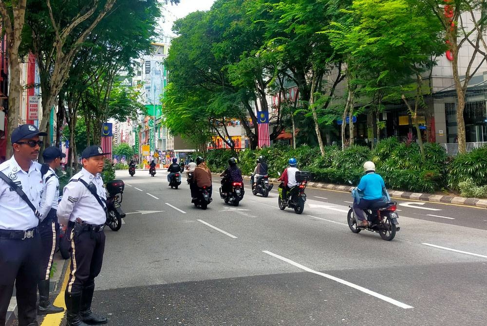 Anggota trafik bersiap sedia mengawal lalu lintas di sekitar ibu kota Kuala Lumpur.