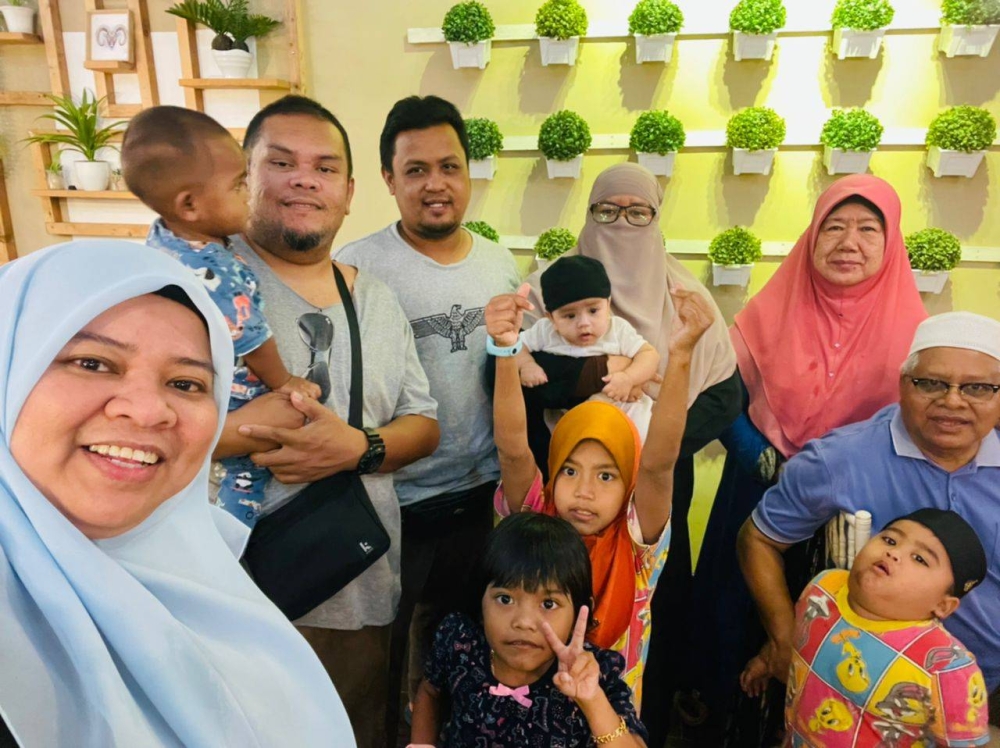 Gambar kenangan Norhidayah Salmi (kiri, hadapan) bersama adik dan ahli keluarganya ketika makan di sebuah restoran pada Ogos lepas. Adiknya Norhafizah Sazwa (pakai niqab tengah) bersama arwah suami, Ammir Hussein Mohamad (tiga dari kiri).