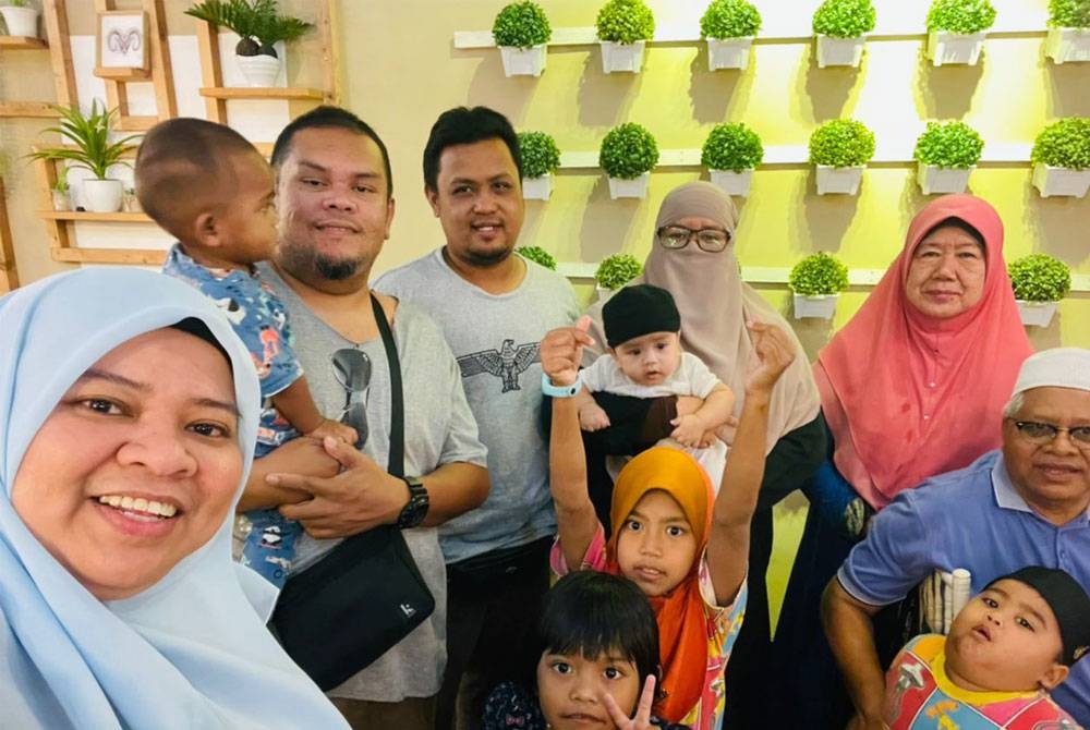 Gambar kenangan Norhidayah Salmi (hadapan, kiri) bersama ahli keluarganya ketika makan di sebuah restoran pada Ogos lepas. Turut kelihatan adiknya, Norhafizah Sazwa (belakang, dua kanan) bersama suaminya, Ammir Hussein (tiga dari kiri).