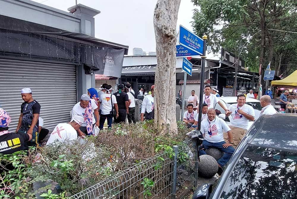 Sekumpulan lelaki berbaju putih dilihat mula berhimpun berdekatan Masjid Jamek Kampung Baru pada Sabtu.