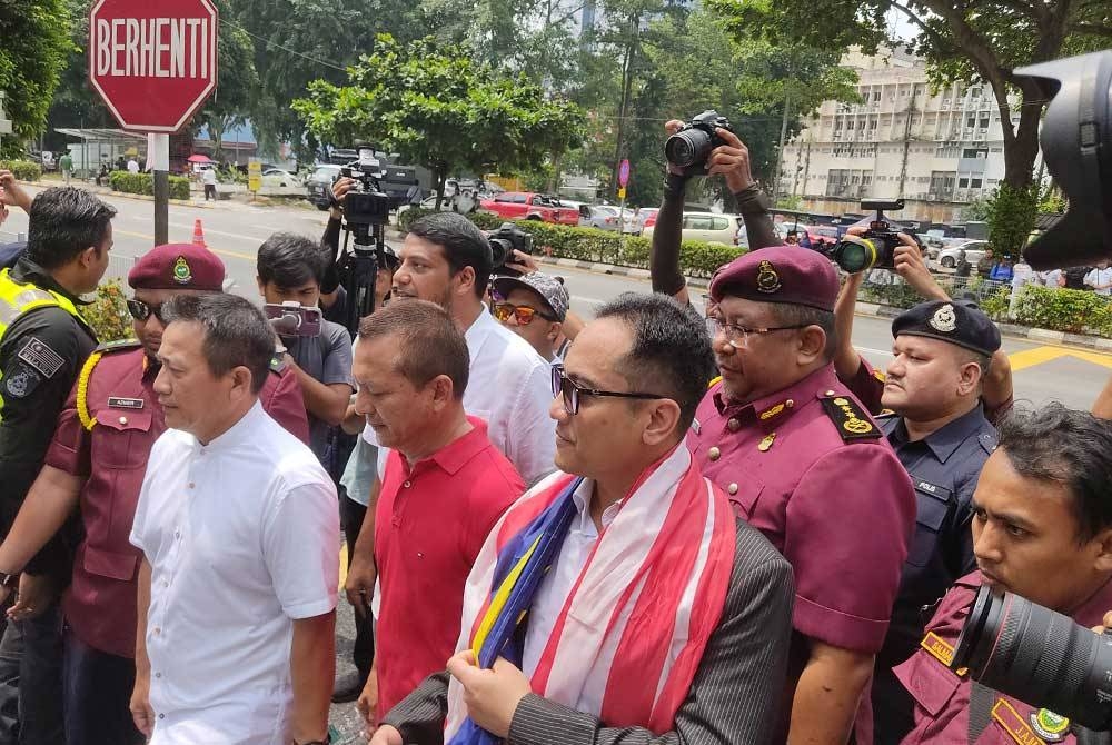 Tun Faisal (kiri), Razali (tengah) dan Muhammad Rafique (belakang) hadir ke IPD Dang Wangi pada Sabtu.