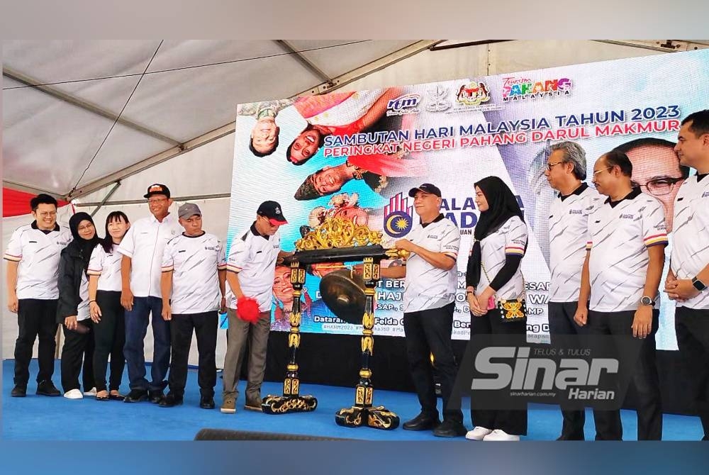 
Wan Rosdy (enam dari kiri) memalu gong sebagai simbolik perasmian Sambutan Hari Malaysia 2023 Peringkat Negeri Pahang di Dataran Niaga Felda Chemomoi pada Sabtu.