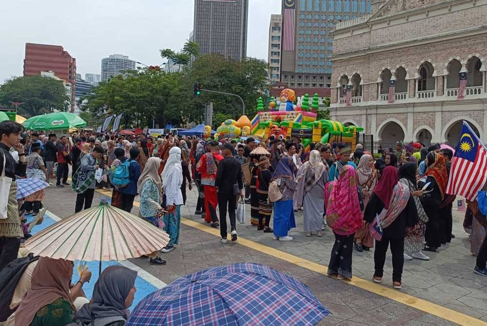 Peserta Keretapi Sarong membanjiri Dataran Merdeka sempena Keretapi Sarong pada Sabtu.