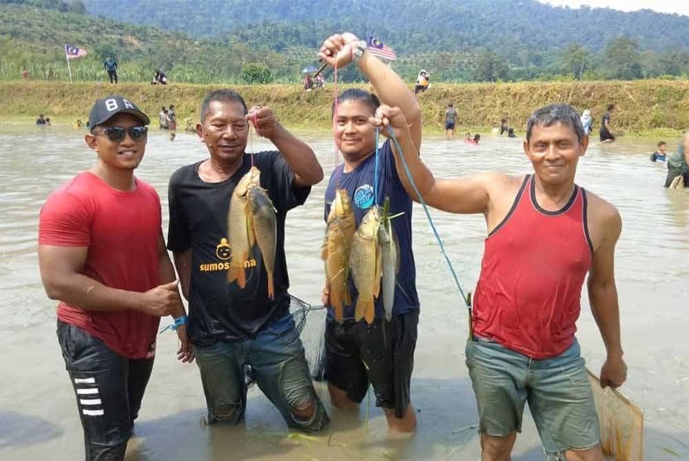 Peserta menunjukkan hasil mengoca masing-masing.