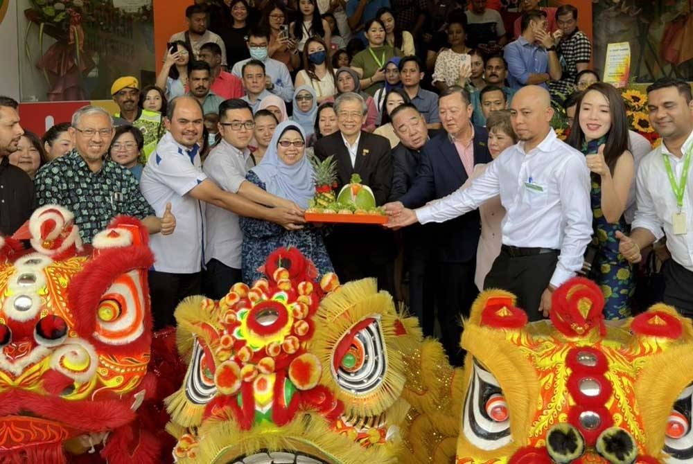 Cheah (enam dari kanan) bersama Fuziah (lima dari kiri) pada Majlis Perasmian dan Pembukaan Giant Rawang.