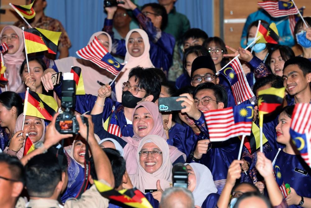 Fadhlina bersemangat menyanyikan lagu Patriotik bersama pelajar perguruan ketika menghadiri Sambutan Hari Malaysia di Institut Perguruan Guru Batu Lintang, malam Jumaat. - Foto Bernama