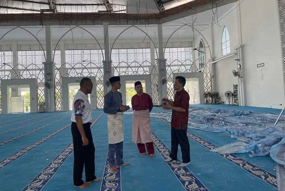 Mohd Fared (dua dari kiri) mendengar penerangan ketika melawat Masjid Taman Pulai Indah pada Sabtu.