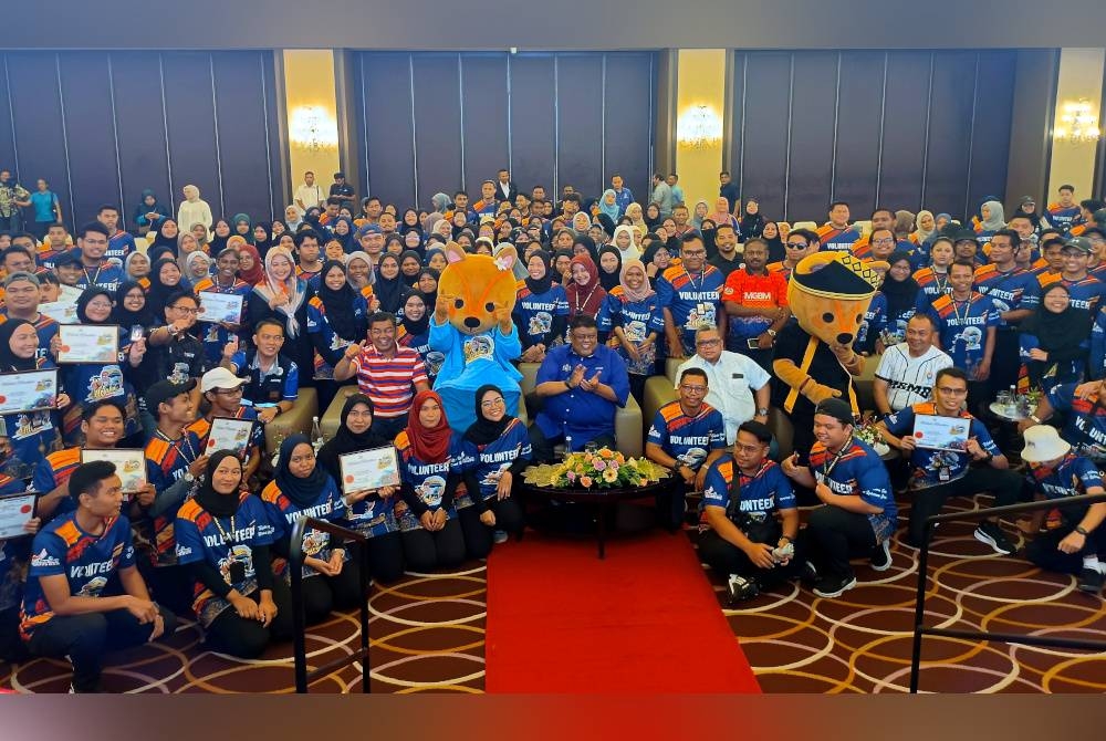 Ab Rauf (duduk, tengah) bergambar bersama para peserta selepas melancarkan program Volunteer Tahun Melawat Melaka 2024 (TMM2024) di Banda Hilir di sini pada Sabtu. - Foto Bernama