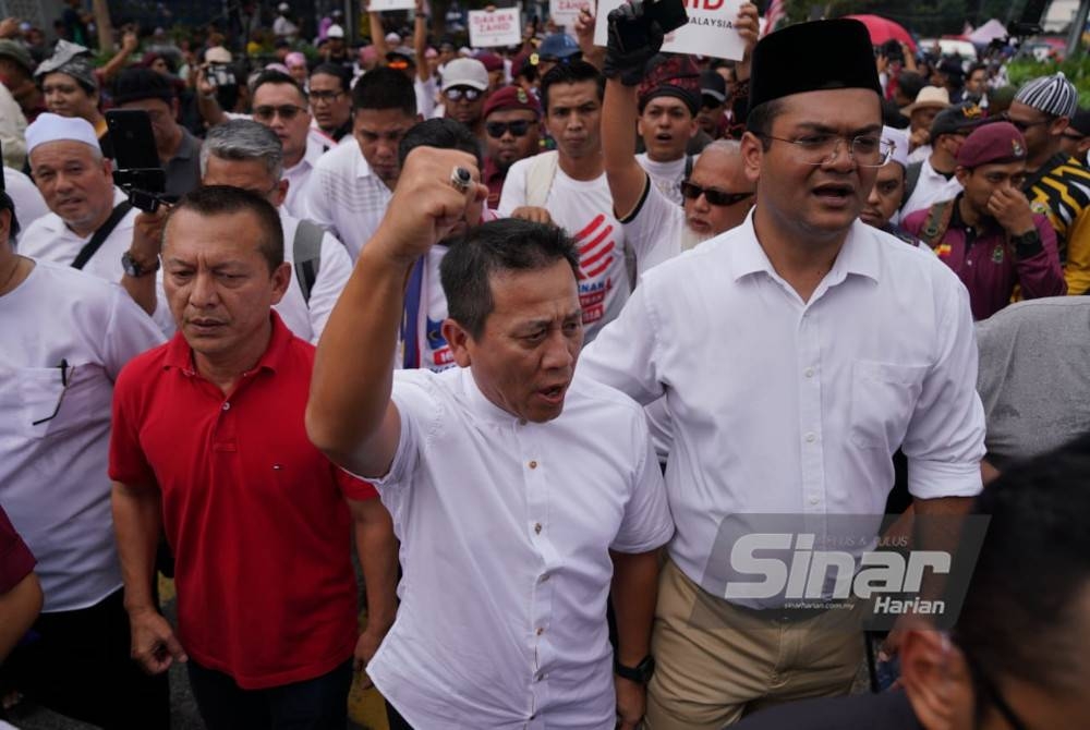 Tun Faisal (tengah) bersama orang ramai yang hadir pada Himpunan Selamatkan Malaysia pada Sabtu.