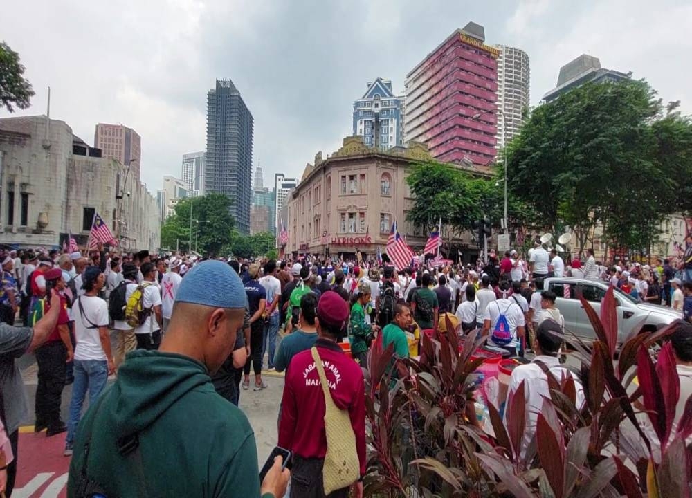 Peserta Himpunan Selamatkan Malaysia diakhiri dengan nyanyian lagu kebangsaan dan bacaan doa sebelum bersurai.