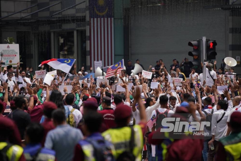 Himpunan Selamatkan Malaysia yang diadakan di hadapan salah sebuah pusat membeli belah di Jalan Tunku Abdul Rahman, Kuala Lumpur. - Foto SINAR HARIAN/ROSLI TALIB