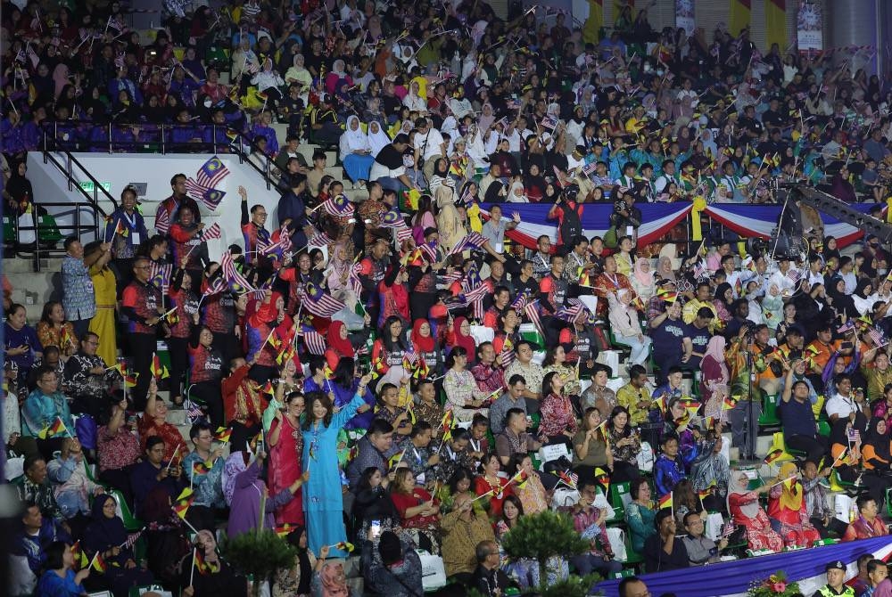 Orang ramai hadir bagi memeriahkan Majlis Sambutan Hari Malaysia Peringkat Kebangsaan 2023 di Stadium Perpaduan, pada malam Sabtu. - Foto Bernama