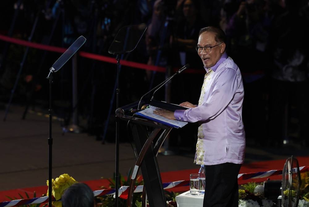 Anwar berucap pada Majlis Sambutan Hari Malaysia Peringkat Kebangsaan 2023 di Stadium Perpaduan, malam Sabtu. - Foto Bernama