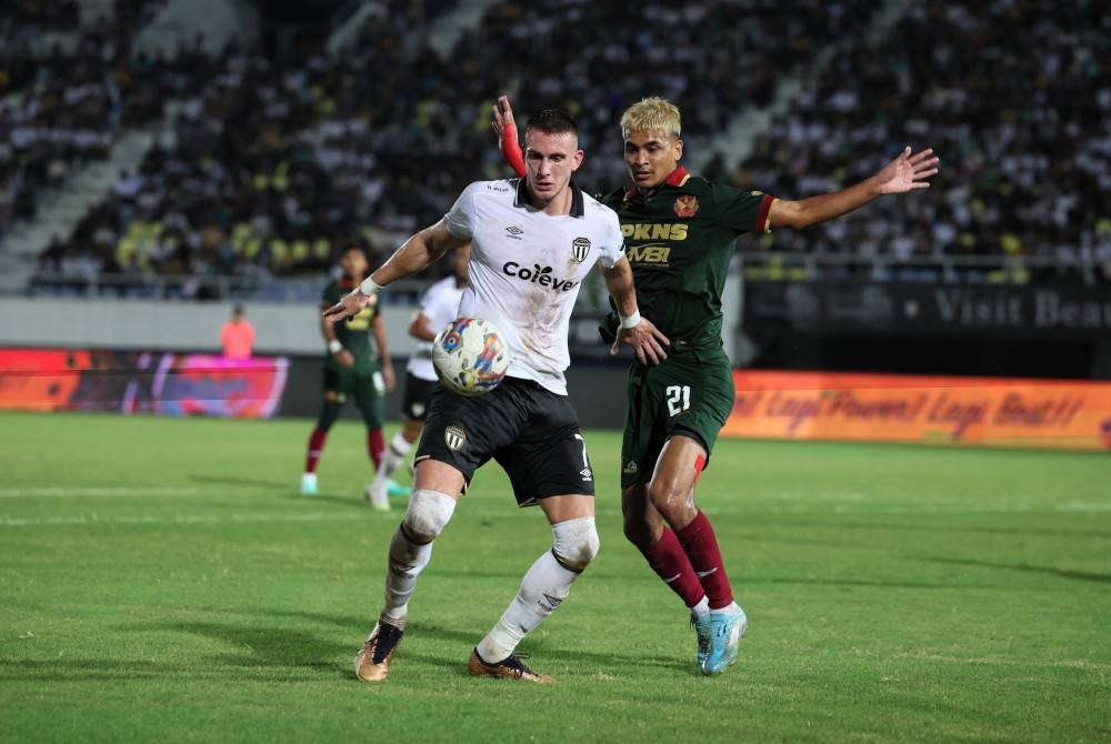 Pemain Terengganu FC, Ivan Mamut (kiri) diasak oleh pemain Selangor FC, Muhammad Safwan Baharudin pada aksi suku akhir pertama Piala Malaysia 2023 di Stadium Sultan Mizan Zainal Abidin Gong Badak malam ini. - Foto Bernama