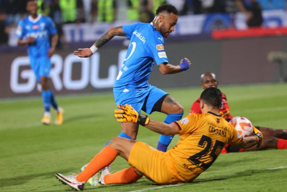 Penjaga gol Riyadh, Martin Campana menyelamatkan percubaan bintang Al-Hilal, Neymar semasa aksi Liga Pro Saudi di Stadium Putera Faisal Bin Fahd, Riyadh. - Foto AFP