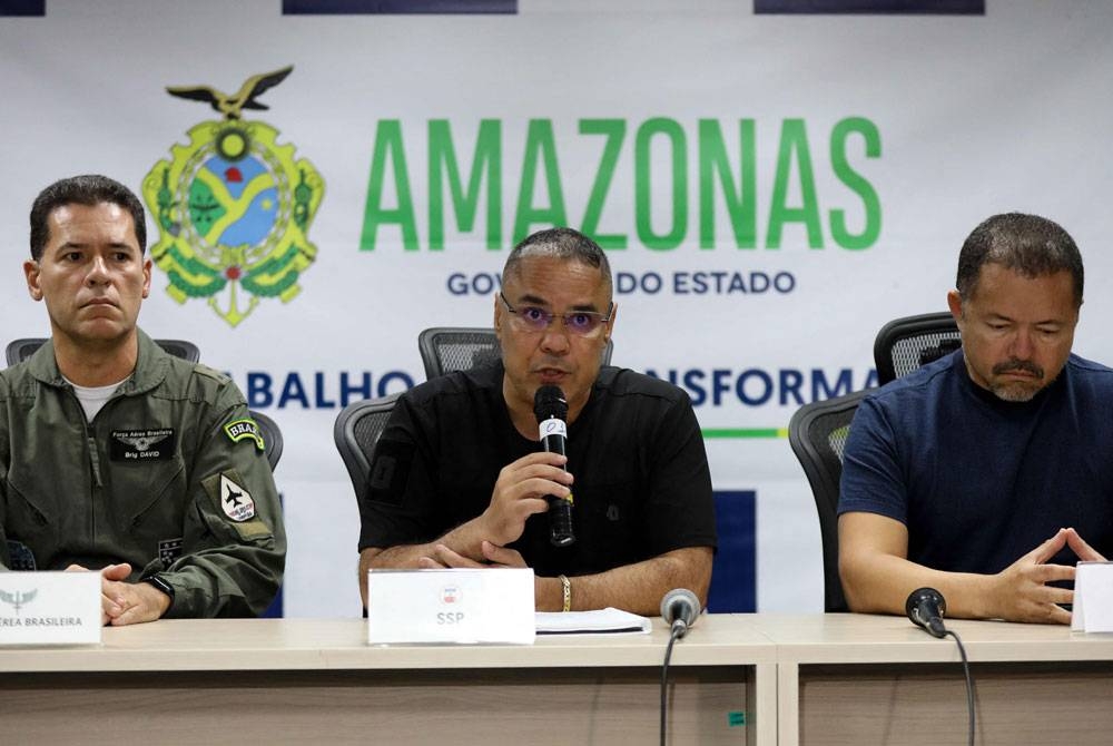 Kolonel Vinicius Almeida (tengah) dan Datuk Bandar Barcelos, Edson Mendes (kanan) ketika sidang media di Manaus, Brazil, pada Sabtu mengenai insiden pesawat ringan terhempas. - Foto AFP