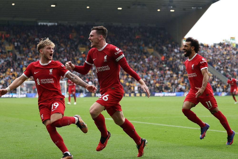 Robertson (tengah) meraikan jaringannya ketika menentang Brighton. - FOTO: AFP