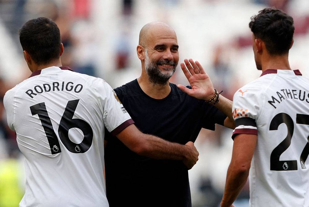 Guardiola (tengah) berpuas hati dengan aksi dipamerkan para pemainnya untuk bangkit menewaskan West Ham United. - FOTO: AFP.