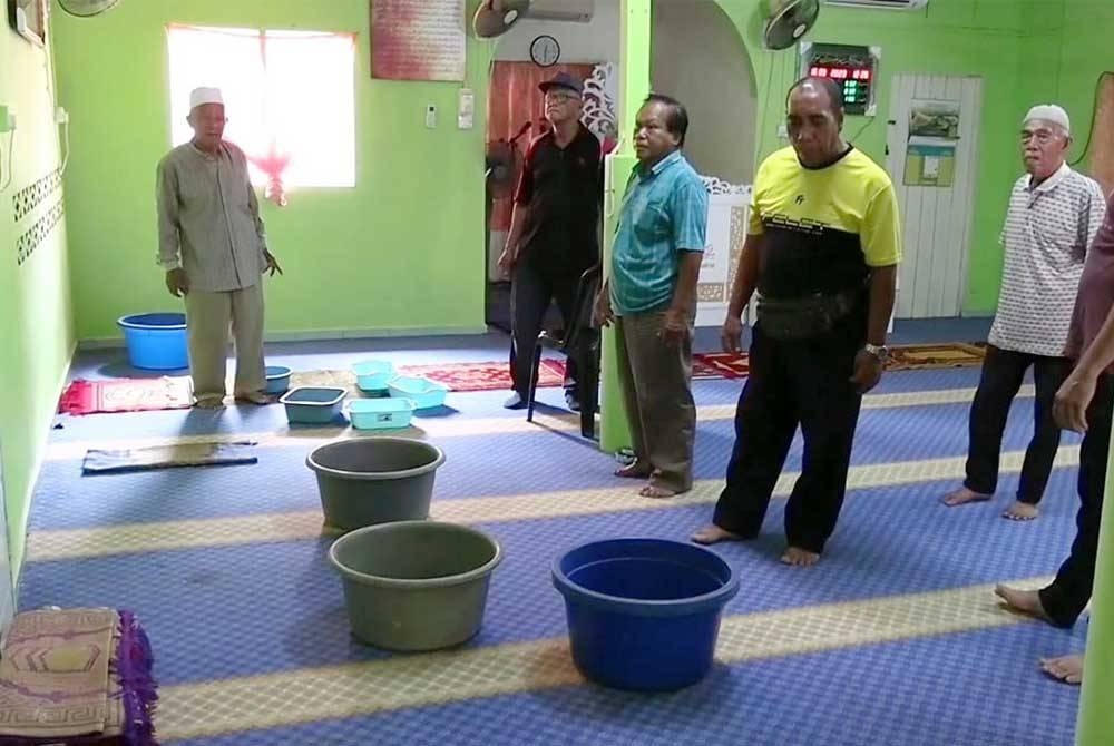 Jemaah surau terpaksa meletakkan besen bagi mengelakkan air hujan membasuh karpet dalam surau berkenaan.