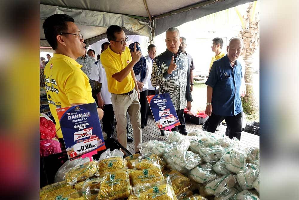 Fadillah (dua dari kanan) meninjau Jualan Rahmah Bergerak sempena penganjuran Karnival Sara Hidup di pekarangan Dewan Hikmah, Kuching hari ini. - Foto Bernama