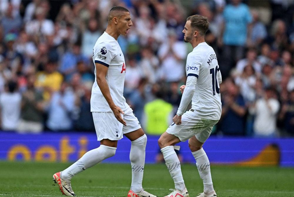 Richarlison (kiri) meledak satu gol ketika membantu Spurs menewaskan Sheffield 2-1 dalam aksi EPL pada Sabtu. - Foto AFP