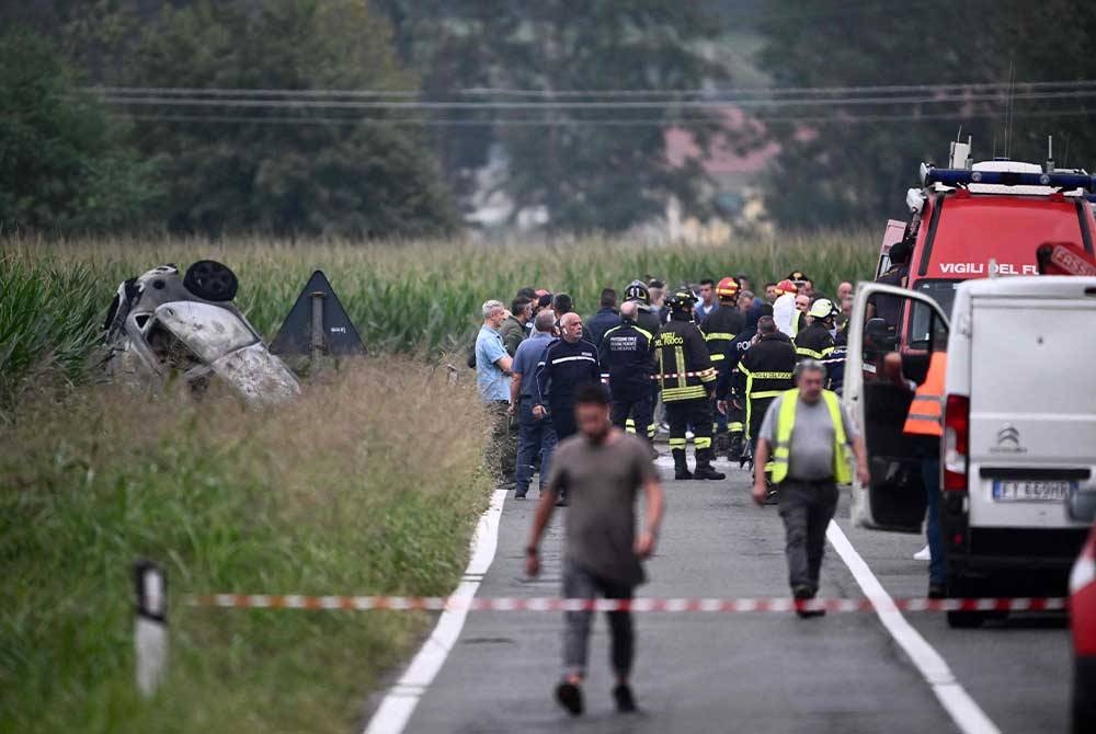 Seorang kanak-kanak perempuan berusia 5 tahun maut apabila pesawat Tentera Udara Itali terhempas semasa membuat penerbangan akrobatik berhampiran ruang udara di Turin pada Ahad. - Foto AFP