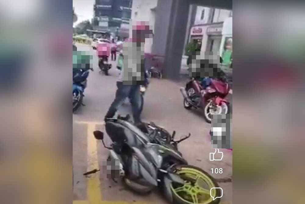 Tular video di media sosial memaparkan seorang penghantar makanan bertindak menendang motosikalnya di hadapan sebuah pusat beli-belah, Isnin lalu.