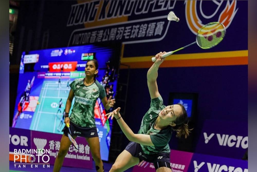 Pearly (kanan) dan Thinaah terpaksa akur tewas kepada pasangan Indonesia dalam aksi final Terbuka Hong Kong pada Ahad. - Foto Badminton Photo