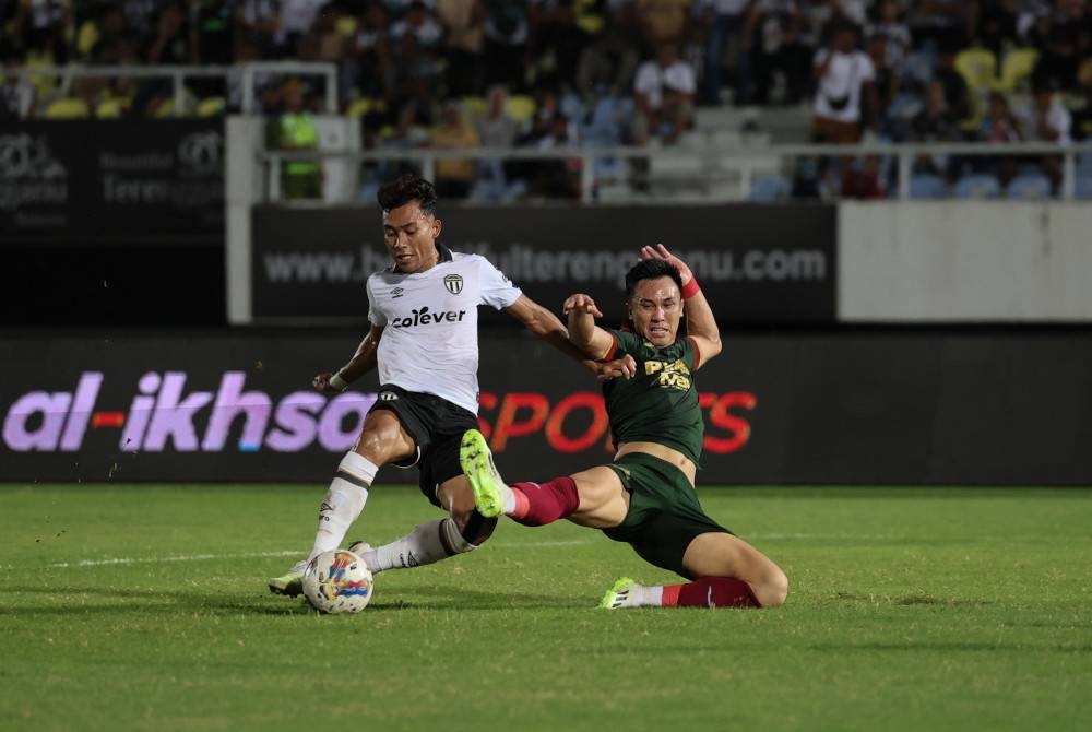 Pemain TFC, Engku Muhammad Nur Shakir Engku Yacob@ Engku Azman (kiri) diasak oleh pemain Selangor FC, Quetin Jiun- Ho pada aksi suku akhir pertama Piala Malaysia 2023 di Stadium Sultan Mizan Zainal Abidin Gong Badak. - Foto Bernama