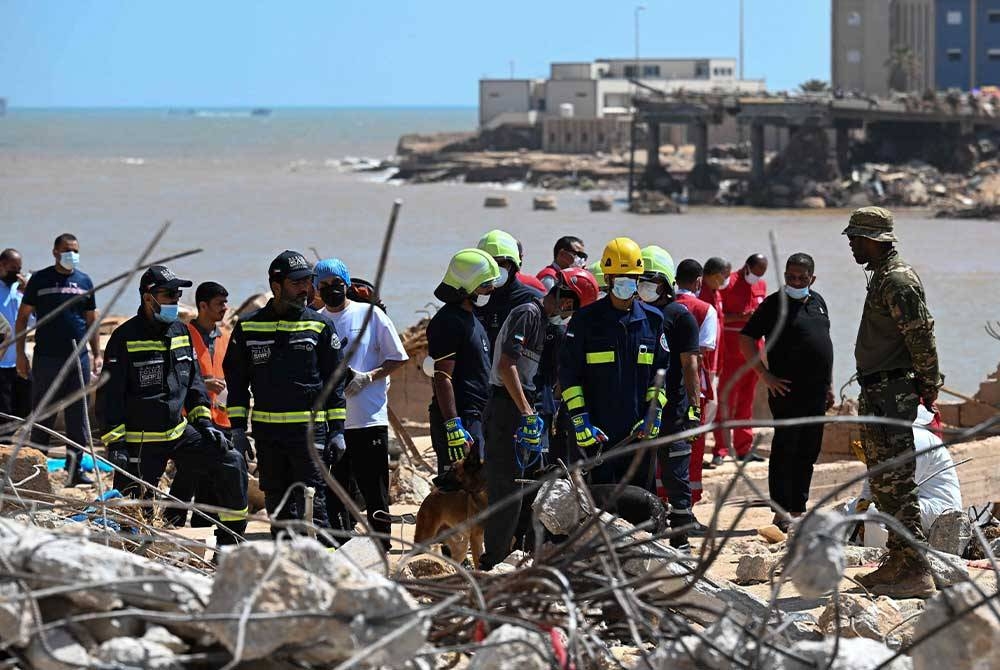 Anggota pasukan penyelamat Emirati memberi bantuan di bandar Derna di timur Libya. - Foto AFP