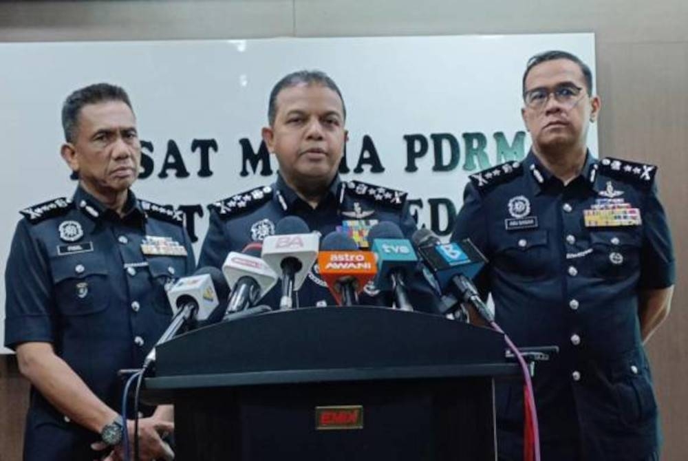 Ayob Khan bercakap kepada pemberita selepas hadir pada Majlis Penganugerahan Pingat Jasa Pahlawan Negara Kontinjen Kedah, di Ibu Pejabat Polis Kontinjen (IPK) Kedah hari ini. - Foto Astro AWANI