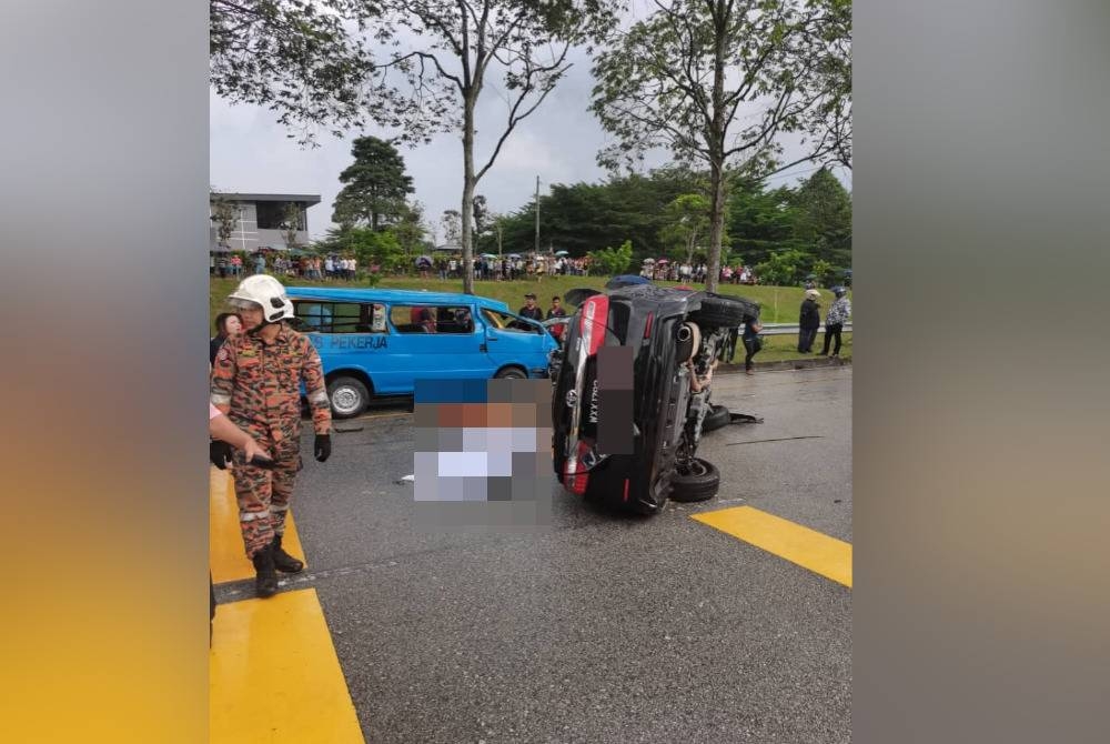 Mangsa disahkan meninggal dunia oleh pegawai perubatan yang berada di lokasi. - Foto ihsan BBP Kulai